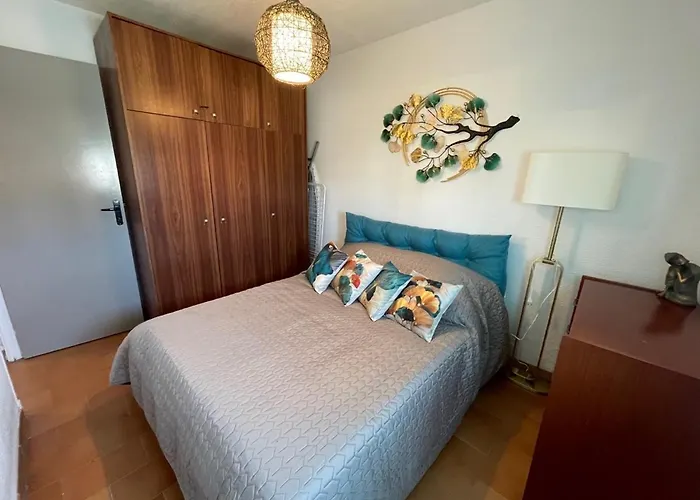 A 8 Mn A Pied Des Plages Appartement Avec Piscine Et Tennis