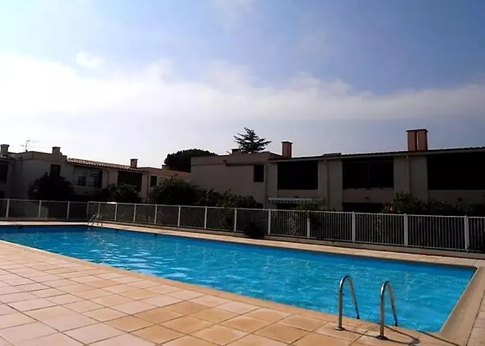 A 8 Mn A Pied Des Plages Appartement Avec Piscine Et Tennis